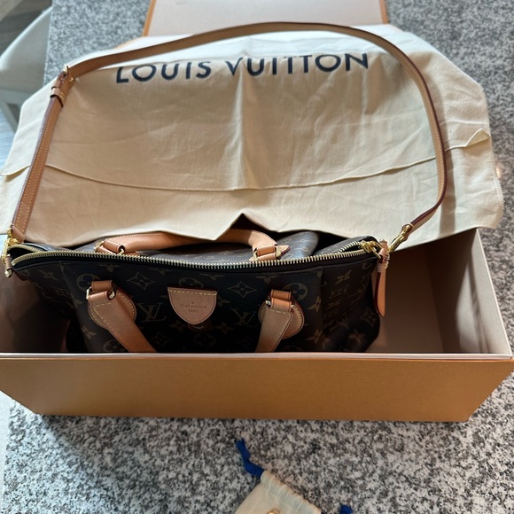 Louis Vuitton Rivoli MM - Picture 2 of 11